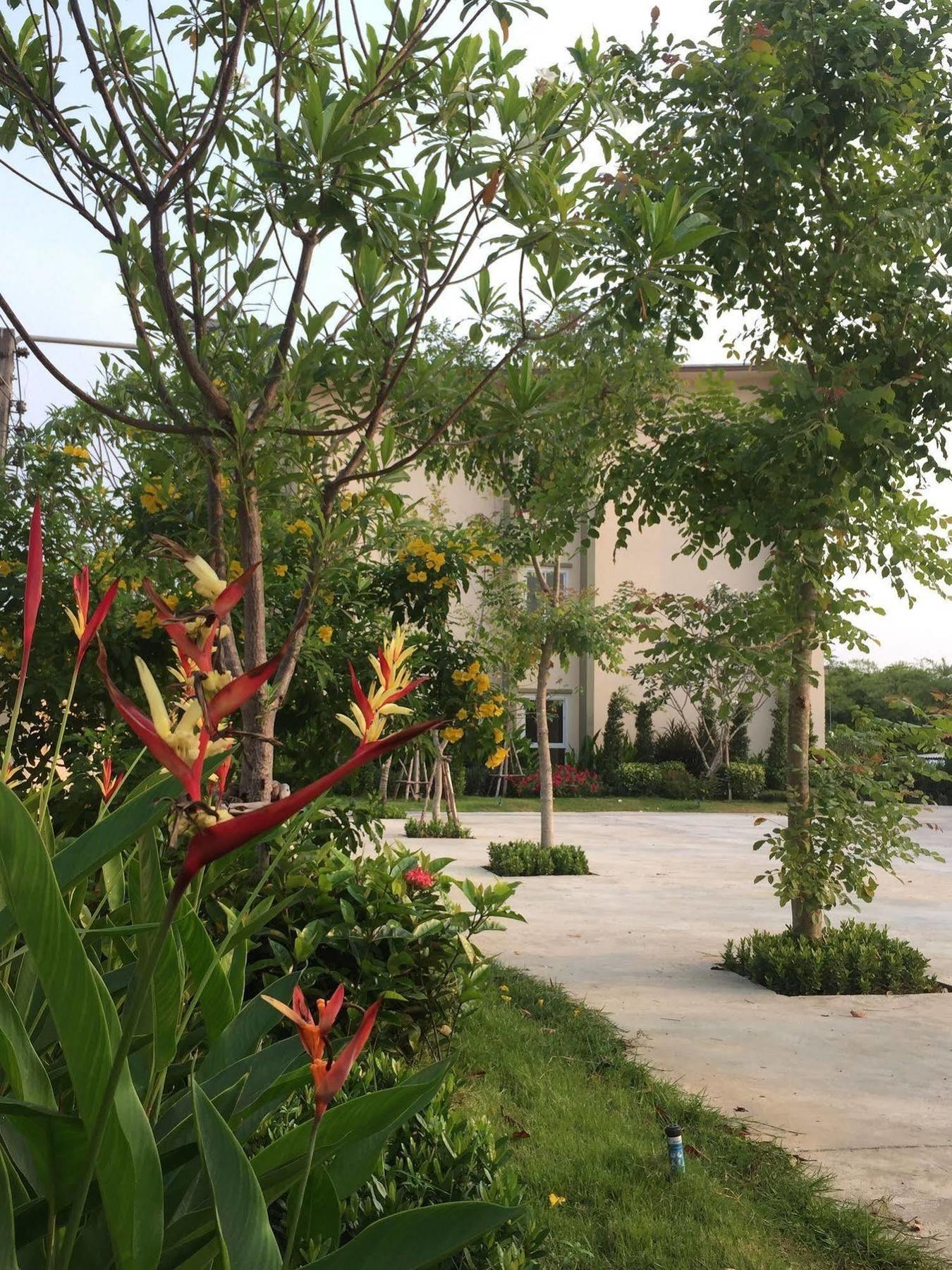 Oyo 306 Paradise Park Laemchabang ศรีราชา ภายนอก รูปภาพ